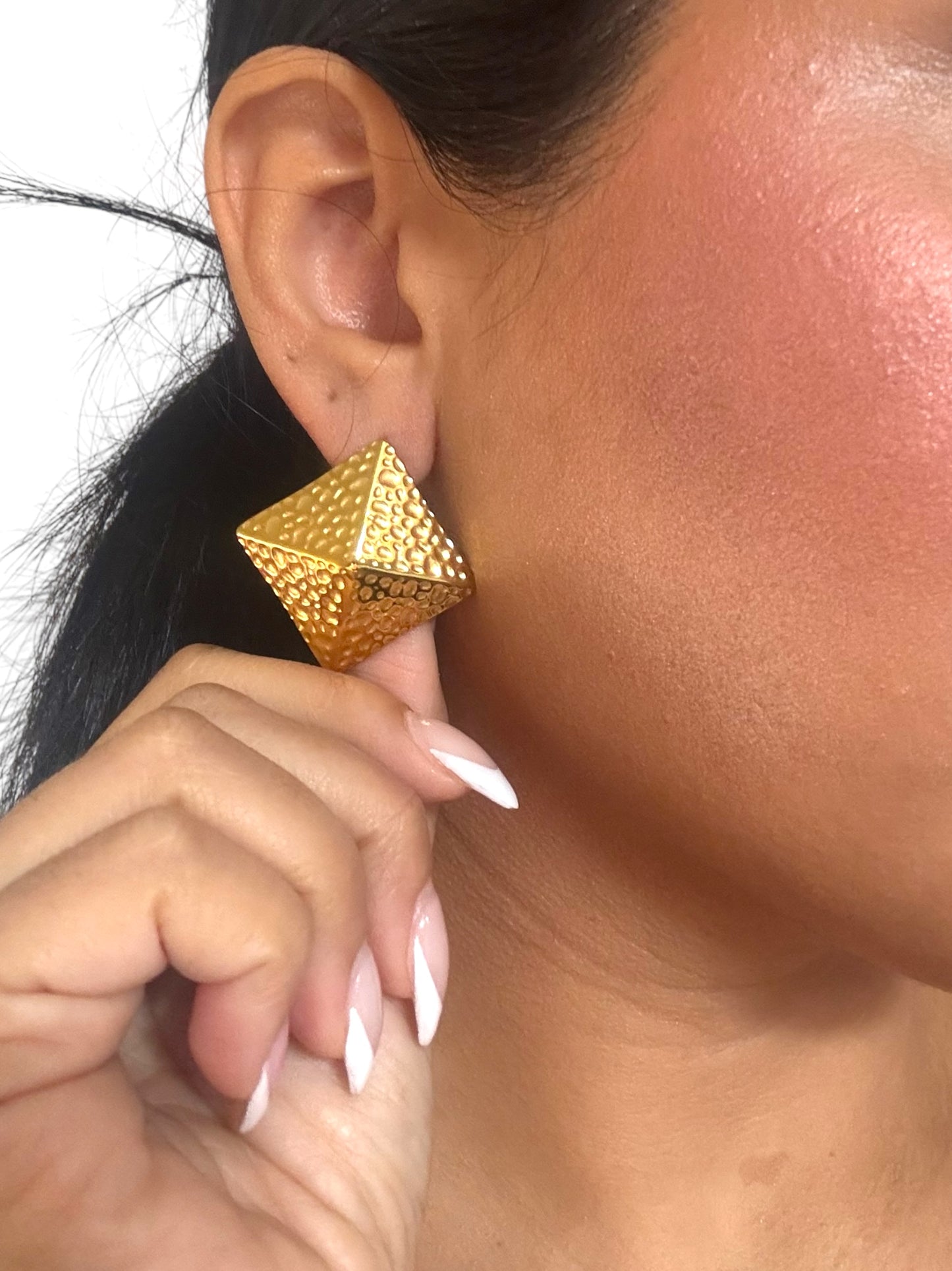 GOLDEN APEX PYRAMID STUDS